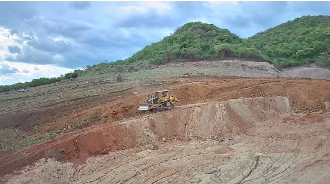 Bulldozer CAT desmontando una ladera