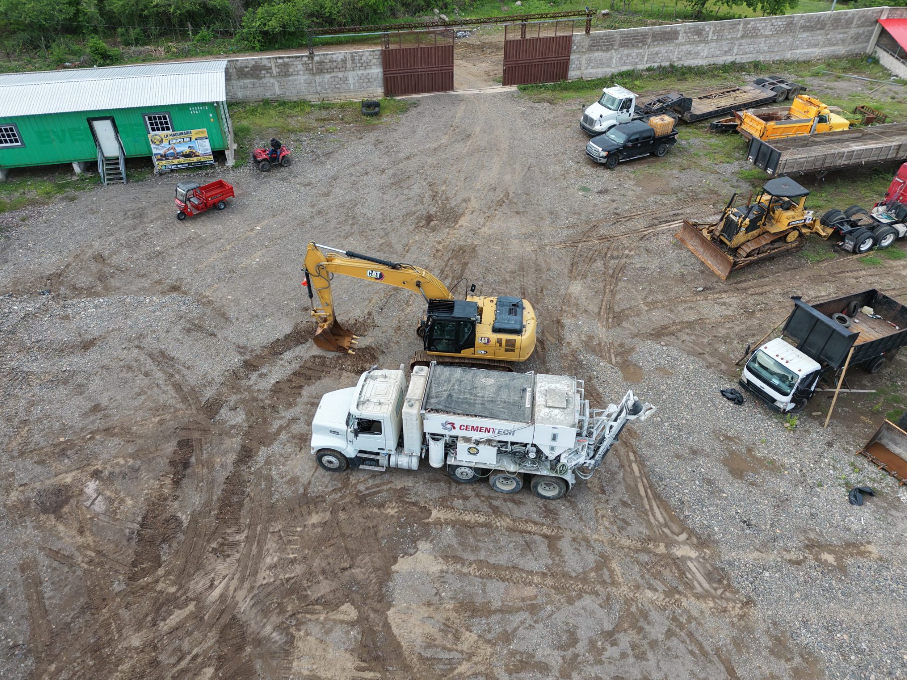 Vista aérea de la planta móvil de concreto y una excavadora CAT en la base de Grupo RH