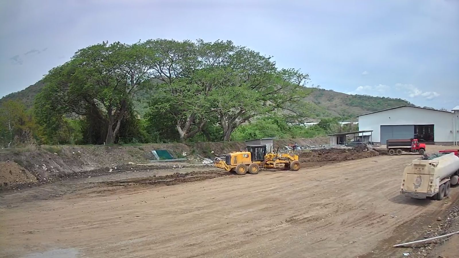 Motoniveladora CAT 140 GC nivelando una plataforma